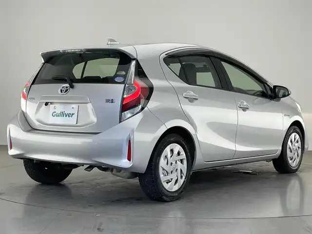 トヨタ アクア L 愛知県 2018(平30)年 5.8万km シルバーM カロッツェリアメモリナビ　バックカメラ　Ｂｌｕｅｔｏｏｔｈ　ＣＤ　ラジオＡＭＦＭ　ＥＴＣ　前後ドライブレコーダー　電動格納ミラー　ワイパーデアイサー　フロアマット　ドアバイザー　オートエアコン　禁煙車