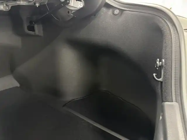 トヨタ カムリ WSレザーパッケージ 三重県 2020(令2)年 5万km ホワイトパールクリスタルシャイン ハイブリッド/FF/MTモード付フロアCVT/純正 8インチナビ/（AM/FM/CD/DVD/USB/Bluetooth/TV/Miracastt/CarPlay/AndroidAuto）/バックガイドモニター/ドライブレコーダー 前方/ビルトイン ETC/Toyota Safety Sense/・プリクラッシュセーフティ［PCS］/・レーンディパーチャーアラート［LDA］（ステアリング制御付）/・レーダークルーズ（全車速追従機能付）/・オートハイビーム/・ブラインドスポットモニター［BSM］＋リヤクロストラフィックアラート［RCTA］、オートブレーキ/・インテリジェントクリアランスソナー（リヤクロストラフィックオートブレーキ機能付）/装備/・黒革（本革）シート/・パワーシート（D8way＋ランバーサポート/N4way）/・シートヒーター（D/N）/・カラーヘッドアップディスプレイ/・左右独立オートエアコン/・電子パーキングブレーキ（EPB）/・オートライト/・LED ヘッドランプ＋フロントフォグランプ/・ステアリングスイッチ/・充電用USBジャック/・WSレザーパッケージ用純正18inAW/・