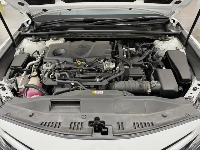 トヨタ カムリ WSレザーパッケージ 三重県 2020(令2)年 5万km ホワイトパールクリスタルシャイン ハイブリッド/FF/MTモード付フロアCVT/純正 8インチナビ/（AM/FM/CD/DVD/USB/Bluetooth/TV/Miracastt/CarPlay/AndroidAuto）/バックガイドモニター/ドライブレコーダー 前方/ビルトイン ETC/Toyota Safety Sense/・プリクラッシュセーフティ［PCS］/・レーンディパーチャーアラート［LDA］（ステアリング制御付）/・レーダークルーズ（全車速追従機能付）/・オートハイビーム/・ブラインドスポットモニター［BSM］＋リヤクロストラフィックアラート［RCTA］、オートブレーキ/・インテリジェントクリアランスソナー（リヤクロストラフィックオートブレーキ機能付）/装備/・黒革（本革）シート/・パワーシート（D8way＋ランバーサポート/N4way）/・シートヒーター（D/N）/・カラーヘッドアップディスプレイ/・左右独立オートエアコン/・電子パーキングブレーキ（EPB）/・オートライト/・LED ヘッドランプ＋フロントフォグランプ/・ステアリングスイッチ/・充電用USBジャック/・WSレザーパッケージ用純正18inAW/・