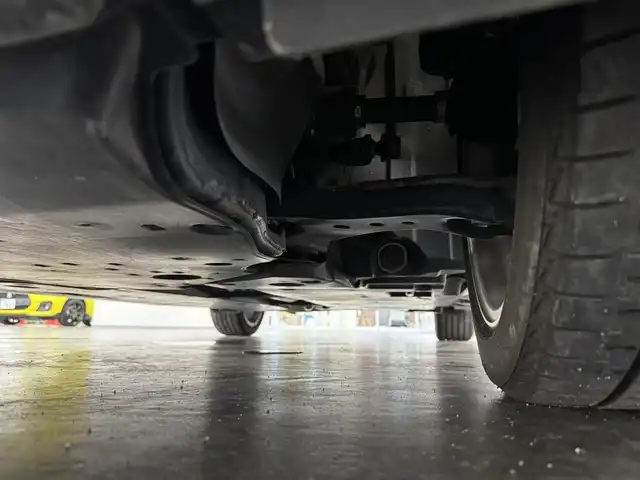 トヨタ カムリ WSレザーパッケージ 三重県 2020(令2)年 5万km ホワイトパールクリスタルシャイン ハイブリッド/FF/MTモード付フロアCVT/純正 8インチナビ/（AM/FM/CD/DVD/USB/Bluetooth/TV/Miracastt/CarPlay/AndroidAuto）/バックガイドモニター/ドライブレコーダー 前方/ビルトイン ETC/Toyota Safety Sense/・プリクラッシュセーフティ［PCS］/・レーンディパーチャーアラート［LDA］（ステアリング制御付）/・レーダークルーズ（全車速追従機能付）/・オートハイビーム/・ブラインドスポットモニター［BSM］＋リヤクロストラフィックアラート［RCTA］、オートブレーキ/・インテリジェントクリアランスソナー（リヤクロストラフィックオートブレーキ機能付）/装備/・黒革（本革）シート/・パワーシート（D8way＋ランバーサポート/N4way）/・シートヒーター（D/N）/・カラーヘッドアップディスプレイ/・左右独立オートエアコン/・電子パーキングブレーキ（EPB）/・オートライト/・LED ヘッドランプ＋フロントフォグランプ/・ステアリングスイッチ/・充電用USBジャック/・WSレザーパッケージ用純正18inAW/・