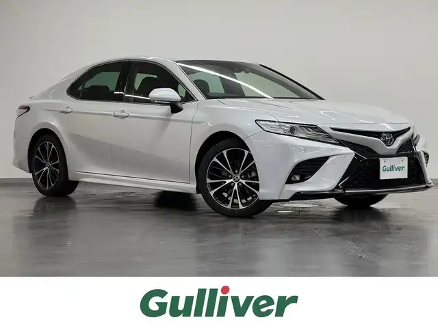トヨタ カムリ WSレザーパッケージ 三重県 2020(令2)年 5万km ホワイトパールクリスタルシャイン ハイブリッド/FF/MTモード付フロアCVT/純正 8インチナビ/（AM/FM/CD/DVD/USB/Bluetooth/TV/Miracastt/CarPlay/AndroidAuto）/バックガイドモニター/ドライブレコーダー 前方/ビルトイン ETC/Toyota Safety Sense/・プリクラッシュセーフティ［PCS］/・レーンディパーチャーアラート［LDA］（ステアリング制御付）/・レーダークルーズ（全車速追従機能付）/・オートハイビーム/・ブラインドスポットモニター［BSM］＋リヤクロストラフィックアラート［RCTA］、オートブレーキ/・インテリジェントクリアランスソナー（リヤクロストラフィックオートブレーキ機能付）/装備/・黒革（本革）シート/・パワーシート（D8way＋ランバーサポート/N4way）/・シートヒーター（D/N）/・カラーヘッドアップディスプレイ/・左右独立オートエアコン/・電子パーキングブレーキ（EPB）/・オートライト/・LED ヘッドランプ＋フロントフォグランプ/・ステアリングスイッチ/・充電用USBジャック/・WSレザーパッケージ用純正18inAW/・