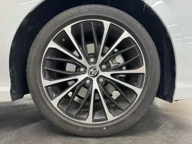 トヨタ カムリ WSレザーパッケージ 三重県 2020(令2)年 5万km ホワイトパールクリスタルシャイン ハイブリッド/FF/MTモード付フロアCVT/純正 8インチナビ/（AM/FM/CD/DVD/USB/Bluetooth/TV/Miracastt/CarPlay/AndroidAuto）/バックガイドモニター/ドライブレコーダー 前方/ビルトイン ETC/Toyota Safety Sense/・プリクラッシュセーフティ［PCS］/・レーンディパーチャーアラート［LDA］（ステアリング制御付）/・レーダークルーズ（全車速追従機能付）/・オートハイビーム/・ブラインドスポットモニター［BSM］＋リヤクロストラフィックアラート［RCTA］、オートブレーキ/・インテリジェントクリアランスソナー（リヤクロストラフィックオートブレーキ機能付）/装備/・黒革（本革）シート/・パワーシート（D8way＋ランバーサポート/N4way）/・シートヒーター（D/N）/・カラーヘッドアップディスプレイ/・左右独立オートエアコン/・電子パーキングブレーキ（EPB）/・オートライト/・LED ヘッドランプ＋フロントフォグランプ/・ステアリングスイッチ/・充電用USBジャック/・WSレザーパッケージ用純正18inAW/・