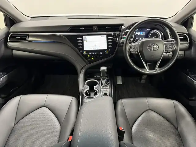 トヨタ カムリ WSレザーパッケージ 三重県 2020(令2)年 5万km ホワイトパールクリスタルシャイン ハイブリッド/FF/MTモード付フロアCVT/純正 8インチナビ/（AM/FM/CD/DVD/USB/Bluetooth/TV/Miracastt/CarPlay/AndroidAuto）/バックガイドモニター/ドライブレコーダー 前方/ビルトイン ETC/Toyota Safety Sense/・プリクラッシュセーフティ［PCS］/・レーンディパーチャーアラート［LDA］（ステアリング制御付）/・レーダークルーズ（全車速追従機能付）/・オートハイビーム/・ブラインドスポットモニター［BSM］＋リヤクロストラフィックアラート［RCTA］、オートブレーキ/・インテリジェントクリアランスソナー（リヤクロストラフィックオートブレーキ機能付）/装備/・黒革（本革）シート/・パワーシート（D8way＋ランバーサポート/N4way）/・シートヒーター（D/N）/・カラーヘッドアップディスプレイ/・左右独立オートエアコン/・電子パーキングブレーキ（EPB）/・オートライト/・LED ヘッドランプ＋フロントフォグランプ/・ステアリングスイッチ/・充電用USBジャック/・WSレザーパッケージ用純正18inAW/・