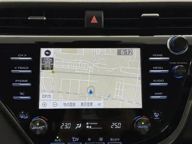 トヨタ カムリ WSレザーパッケージ 三重県 2020(令2)年 5万km ホワイトパールクリスタルシャイン ハイブリッド/FF/MTモード付フロアCVT/純正 8インチナビ/（AM/FM/CD/DVD/USB/Bluetooth/TV/Miracastt/CarPlay/AndroidAuto）/バックガイドモニター/ドライブレコーダー 前方/ビルトイン ETC/Toyota Safety Sense/・プリクラッシュセーフティ［PCS］/・レーンディパーチャーアラート［LDA］（ステアリング制御付）/・レーダークルーズ（全車速追従機能付）/・オートハイビーム/・ブラインドスポットモニター［BSM］＋リヤクロストラフィックアラート［RCTA］、オートブレーキ/・インテリジェントクリアランスソナー（リヤクロストラフィックオートブレーキ機能付）/装備/・黒革（本革）シート/・パワーシート（D8way＋ランバーサポート/N4way）/・シートヒーター（D/N）/・カラーヘッドアップディスプレイ/・左右独立オートエアコン/・電子パーキングブレーキ（EPB）/・オートライト/・LED ヘッドランプ＋フロントフォグランプ/・ステアリングスイッチ/・充電用USBジャック/・WSレザーパッケージ用純正18inAW/・