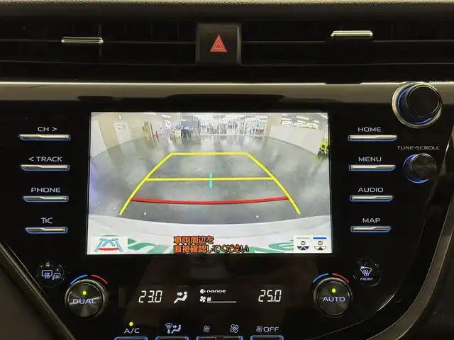 トヨタ カムリ WSレザーパッケージ 三重県 2020(令2)年 5万km ホワイトパールクリスタルシャイン ハイブリッド/FF/MTモード付フロアCVT/純正 8インチナビ/（AM/FM/CD/DVD/USB/Bluetooth/TV/Miracastt/CarPlay/AndroidAuto）/バックガイドモニター/ドライブレコーダー 前方/ビルトイン ETC/Toyota Safety Sense/・プリクラッシュセーフティ［PCS］/・レーンディパーチャーアラート［LDA］（ステアリング制御付）/・レーダークルーズ（全車速追従機能付）/・オートハイビーム/・ブラインドスポットモニター［BSM］＋リヤクロストラフィックアラート［RCTA］、オートブレーキ/・インテリジェントクリアランスソナー（リヤクロストラフィックオートブレーキ機能付）/装備/・黒革（本革）シート/・パワーシート（D8way＋ランバーサポート/N4way）/・シートヒーター（D/N）/・カラーヘッドアップディスプレイ/・左右独立オートエアコン/・電子パーキングブレーキ（EPB）/・オートライト/・LED ヘッドランプ＋フロントフォグランプ/・ステアリングスイッチ/・充電用USBジャック/・WSレザーパッケージ用純正18inAW/・