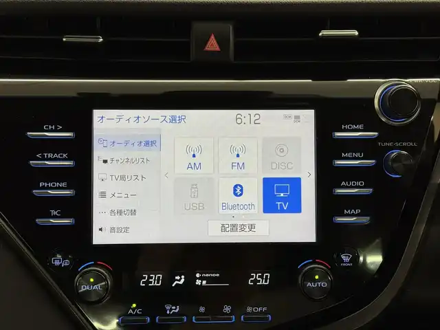 トヨタ カムリ WSレザーパッケージ 三重県 2020(令2)年 5万km ホワイトパールクリスタルシャイン ハイブリッド/FF/MTモード付フロアCVT/純正 8インチナビ/（AM/FM/CD/DVD/USB/Bluetooth/TV/Miracastt/CarPlay/AndroidAuto）/バックガイドモニター/ドライブレコーダー 前方/ビルトイン ETC/Toyota Safety Sense/・プリクラッシュセーフティ［PCS］/・レーンディパーチャーアラート［LDA］（ステアリング制御付）/・レーダークルーズ（全車速追従機能付）/・オートハイビーム/・ブラインドスポットモニター［BSM］＋リヤクロストラフィックアラート［RCTA］、オートブレーキ/・インテリジェントクリアランスソナー（リヤクロストラフィックオートブレーキ機能付）/装備/・黒革（本革）シート/・パワーシート（D8way＋ランバーサポート/N4way）/・シートヒーター（D/N）/・カラーヘッドアップディスプレイ/・左右独立オートエアコン/・電子パーキングブレーキ（EPB）/・オートライト/・LED ヘッドランプ＋フロントフォグランプ/・ステアリングスイッチ/・充電用USBジャック/・WSレザーパッケージ用純正18inAW/・