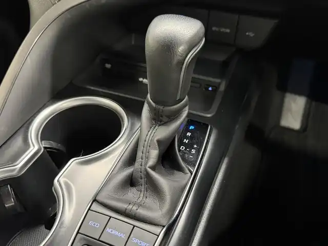 トヨタ カムリ WSレザーパッケージ 三重県 2020(令2)年 5万km ホワイトパールクリスタルシャイン ハイブリッド/FF/MTモード付フロアCVT/純正 8インチナビ/（AM/FM/CD/DVD/USB/Bluetooth/TV/Miracastt/CarPlay/AndroidAuto）/バックガイドモニター/ドライブレコーダー 前方/ビルトイン ETC/Toyota Safety Sense/・プリクラッシュセーフティ［PCS］/・レーンディパーチャーアラート［LDA］（ステアリング制御付）/・レーダークルーズ（全車速追従機能付）/・オートハイビーム/・ブラインドスポットモニター［BSM］＋リヤクロストラフィックアラート［RCTA］、オートブレーキ/・インテリジェントクリアランスソナー（リヤクロストラフィックオートブレーキ機能付）/装備/・黒革（本革）シート/・パワーシート（D8way＋ランバーサポート/N4way）/・シートヒーター（D/N）/・カラーヘッドアップディスプレイ/・左右独立オートエアコン/・電子パーキングブレーキ（EPB）/・オートライト/・LED ヘッドランプ＋フロントフォグランプ/・ステアリングスイッチ/・充電用USBジャック/・WSレザーパッケージ用純正18inAW/・
