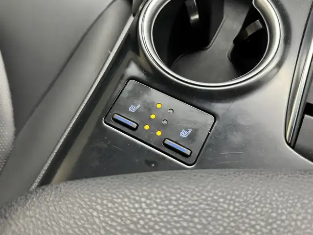 トヨタ カムリ WSレザーパッケージ 三重県 2020(令2)年 5万km ホワイトパールクリスタルシャイン ハイブリッド/FF/MTモード付フロアCVT/純正 8インチナビ/（AM/FM/CD/DVD/USB/Bluetooth/TV/Miracastt/CarPlay/AndroidAuto）/バックガイドモニター/ドライブレコーダー 前方/ビルトイン ETC/Toyota Safety Sense/・プリクラッシュセーフティ［PCS］/・レーンディパーチャーアラート［LDA］（ステアリング制御付）/・レーダークルーズ（全車速追従機能付）/・オートハイビーム/・ブラインドスポットモニター［BSM］＋リヤクロストラフィックアラート［RCTA］、オートブレーキ/・インテリジェントクリアランスソナー（リヤクロストラフィックオートブレーキ機能付）/装備/・黒革（本革）シート/・パワーシート（D8way＋ランバーサポート/N4way）/・シートヒーター（D/N）/・カラーヘッドアップディスプレイ/・左右独立オートエアコン/・電子パーキングブレーキ（EPB）/・オートライト/・LED ヘッドランプ＋フロントフォグランプ/・ステアリングスイッチ/・充電用USBジャック/・WSレザーパッケージ用純正18inAW/・