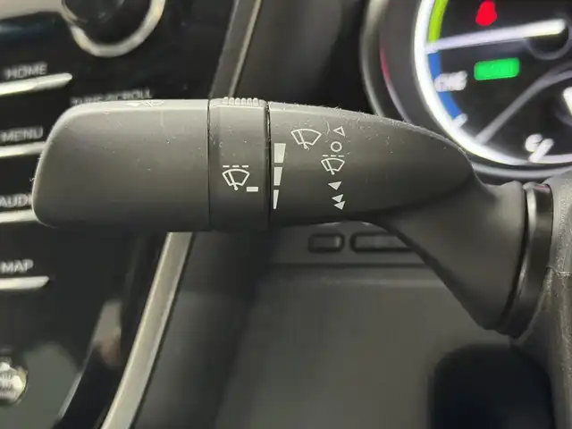 トヨタ カムリ WSレザーパッケージ 三重県 2020(令2)年 5万km ホワイトパールクリスタルシャイン ハイブリッド/FF/MTモード付フロアCVT/純正 8インチナビ/（AM/FM/CD/DVD/USB/Bluetooth/TV/Miracastt/CarPlay/AndroidAuto）/バックガイドモニター/ドライブレコーダー 前方/ビルトイン ETC/Toyota Safety Sense/・プリクラッシュセーフティ［PCS］/・レーンディパーチャーアラート［LDA］（ステアリング制御付）/・レーダークルーズ（全車速追従機能付）/・オートハイビーム/・ブラインドスポットモニター［BSM］＋リヤクロストラフィックアラート［RCTA］、オートブレーキ/・インテリジェントクリアランスソナー（リヤクロストラフィックオートブレーキ機能付）/装備/・黒革（本革）シート/・パワーシート（D8way＋ランバーサポート/N4way）/・シートヒーター（D/N）/・カラーヘッドアップディスプレイ/・左右独立オートエアコン/・電子パーキングブレーキ（EPB）/・オートライト/・LED ヘッドランプ＋フロントフォグランプ/・ステアリングスイッチ/・充電用USBジャック/・WSレザーパッケージ用純正18inAW/・