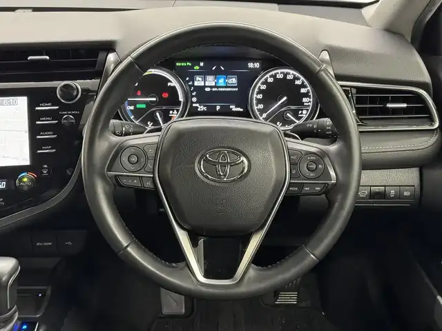 トヨタ カムリ WSレザーパッケージ 三重県 2020(令2)年 5万km ホワイトパールクリスタルシャイン ハイブリッド/FF/MTモード付フロアCVT/純正 8インチナビ/（AM/FM/CD/DVD/USB/Bluetooth/TV/Miracastt/CarPlay/AndroidAuto）/バックガイドモニター/ドライブレコーダー 前方/ビルトイン ETC/Toyota Safety Sense/・プリクラッシュセーフティ［PCS］/・レーンディパーチャーアラート［LDA］（ステアリング制御付）/・レーダークルーズ（全車速追従機能付）/・オートハイビーム/・ブラインドスポットモニター［BSM］＋リヤクロストラフィックアラート［RCTA］、オートブレーキ/・インテリジェントクリアランスソナー（リヤクロストラフィックオートブレーキ機能付）/装備/・黒革（本革）シート/・パワーシート（D8way＋ランバーサポート/N4way）/・シートヒーター（D/N）/・カラーヘッドアップディスプレイ/・左右独立オートエアコン/・電子パーキングブレーキ（EPB）/・オートライト/・LED ヘッドランプ＋フロントフォグランプ/・ステアリングスイッチ/・充電用USBジャック/・WSレザーパッケージ用純正18inAW/・