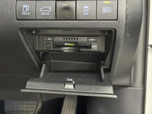 トヨタ カムリ WSレザーパッケージ 三重県 2020(令2)年 5万km ホワイトパールクリスタルシャイン ハイブリッド/FF/MTモード付フロアCVT/純正 8インチナビ/（AM/FM/CD/DVD/USB/Bluetooth/TV/Miracastt/CarPlay/AndroidAuto）/バックガイドモニター/ドライブレコーダー 前方/ビルトイン ETC/Toyota Safety Sense/・プリクラッシュセーフティ［PCS］/・レーンディパーチャーアラート［LDA］（ステアリング制御付）/・レーダークルーズ（全車速追従機能付）/・オートハイビーム/・ブラインドスポットモニター［BSM］＋リヤクロストラフィックアラート［RCTA］、オートブレーキ/・インテリジェントクリアランスソナー（リヤクロストラフィックオートブレーキ機能付）/装備/・黒革（本革）シート/・パワーシート（D8way＋ランバーサポート/N4way）/・シートヒーター（D/N）/・カラーヘッドアップディスプレイ/・左右独立オートエアコン/・電子パーキングブレーキ（EPB）/・オートライト/・LED ヘッドランプ＋フロントフォグランプ/・ステアリングスイッチ/・充電用USBジャック/・WSレザーパッケージ用純正18inAW/・