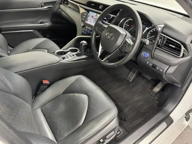 トヨタ カムリ WSレザーパッケージ 三重県 2020(令2)年 5万km ホワイトパールクリスタルシャイン ハイブリッド/FF/MTモード付フロアCVT/純正 8インチナビ/（AM/FM/CD/DVD/USB/Bluetooth/TV/Miracastt/CarPlay/AndroidAuto）/バックガイドモニター/ドライブレコーダー 前方/ビルトイン ETC/Toyota Safety Sense/・プリクラッシュセーフティ［PCS］/・レーンディパーチャーアラート［LDA］（ステアリング制御付）/・レーダークルーズ（全車速追従機能付）/・オートハイビーム/・ブラインドスポットモニター［BSM］＋リヤクロストラフィックアラート［RCTA］、オートブレーキ/・インテリジェントクリアランスソナー（リヤクロストラフィックオートブレーキ機能付）/装備/・黒革（本革）シート/・パワーシート（D8way＋ランバーサポート/N4way）/・シートヒーター（D/N）/・カラーヘッドアップディスプレイ/・左右独立オートエアコン/・電子パーキングブレーキ（EPB）/・オートライト/・LED ヘッドランプ＋フロントフォグランプ/・ステアリングスイッチ/・充電用USBジャック/・WSレザーパッケージ用純正18inAW/・