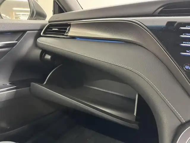 トヨタ カムリ WSレザーパッケージ 三重県 2020(令2)年 5万km ホワイトパールクリスタルシャイン ハイブリッド/FF/MTモード付フロアCVT/純正 8インチナビ/（AM/FM/CD/DVD/USB/Bluetooth/TV/Miracastt/CarPlay/AndroidAuto）/バックガイドモニター/ドライブレコーダー 前方/ビルトイン ETC/Toyota Safety Sense/・プリクラッシュセーフティ［PCS］/・レーンディパーチャーアラート［LDA］（ステアリング制御付）/・レーダークルーズ（全車速追従機能付）/・オートハイビーム/・ブラインドスポットモニター［BSM］＋リヤクロストラフィックアラート［RCTA］、オートブレーキ/・インテリジェントクリアランスソナー（リヤクロストラフィックオートブレーキ機能付）/装備/・黒革（本革）シート/・パワーシート（D8way＋ランバーサポート/N4way）/・シートヒーター（D/N）/・カラーヘッドアップディスプレイ/・左右独立オートエアコン/・電子パーキングブレーキ（EPB）/・オートライト/・LED ヘッドランプ＋フロントフォグランプ/・ステアリングスイッチ/・充電用USBジャック/・WSレザーパッケージ用純正18inAW/・