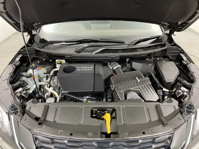 日産 エクストレイル X e－4ORCE 三重県 2023(令5)年 1.2万km ダイヤモンドブラック 禁煙車/純正9型ナビ（ML322D-L）/AM/FM/CD/DVD/BT/SD/フルセグTV/バックカメラ/サイドステップ（OP）/プロパイロット/エマージェンシーブレーキ /e-ペダル/電子パーキングブレーキ/オートホールド/シートヒーター （全席）/パワーシート/ステアリングヒーター/ステアリングスイッチ /革巻きステアリング/オートライト/ハイビームアシスト/LEDヘッドライト/LEDフォグ/ヘッドライトレベライザー/BSI/LDW/BSW/RCTA/社外前後ドライブレコーダー/ルーフレール /インテリジェントキー/プッシュスタート/純正アルミホイール