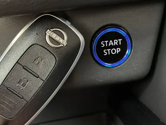 日産 エクストレイル X e－4ORCE 三重県 2023(令5)年 1.2万km ダイヤモンドブラック 禁煙車/純正9型ナビ（ML322D-L）/AM/FM/CD/DVD/BT/SD/フルセグTV/バックカメラ/サイドステップ（OP）/プロパイロット/エマージェンシーブレーキ /e-ペダル/電子パーキングブレーキ/オートホールド/シートヒーター （全席）/パワーシート/ステアリングヒーター/ステアリングスイッチ /革巻きステアリング/オートライト/ハイビームアシスト/LEDヘッドライト/LEDフォグ/ヘッドライトレベライザー/BSI/LDW/BSW/RCTA/社外前後ドライブレコーダー/ルーフレール /インテリジェントキー/プッシュスタート/純正アルミホイール
