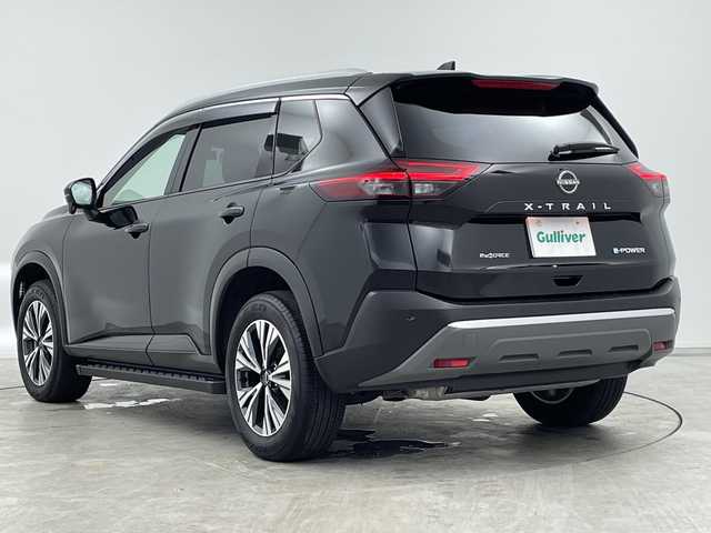 日産 エクストレイル X e－4ORCE 三重県 2023(令5)年 1.2万km ダイヤモンドブラック 禁煙車/純正9型ナビ（ML322D-L）/AM/FM/CD/DVD/BT/SD/フルセグTV/バックカメラ/サイドステップ（OP）/プロパイロット/エマージェンシーブレーキ /e-ペダル/電子パーキングブレーキ/オートホールド/シートヒーター （全席）/パワーシート/ステアリングヒーター/ステアリングスイッチ /革巻きステアリング/オートライト/ハイビームアシスト/LEDヘッドライト/LEDフォグ/ヘッドライトレベライザー/BSI/LDW/BSW/RCTA/社外前後ドライブレコーダー/ルーフレール /インテリジェントキー/プッシュスタート/純正アルミホイール