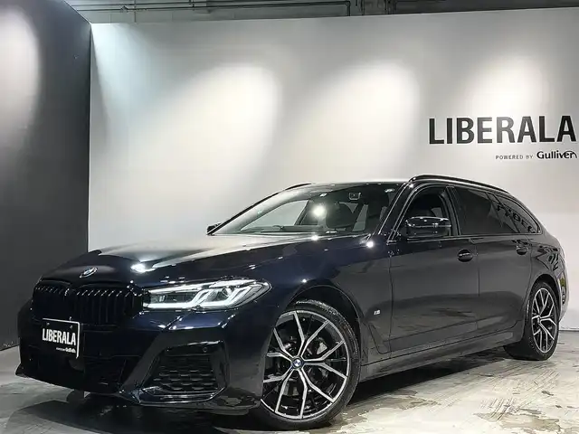 ＢＭＷ ５３０ｉ ツーリング Mスポーツ 道央・札幌 2022(令4)年 3.3万km 紺 セレクトパッケージ/・電動パノラマガラスサンルーフ/・harman/kardonサラウンドサウンド/・サンプロテクションガラス/ドライビングアシストプロフェッショナル/・ACC/アクティブクルーズコントロール/・トラフィックサインアシスト/・ステアリング&レーンコントロール/・レーンディパーチャーウォーニング/・クロストラフィックウォーニング/・衝突回避被害軽減ブレーキ/パーキングアシスト/・アクティブPDC/パークディスタンスコントロール/・パーキングアシスト(並列/縦列)/・リアビューカメラ/アダプティブLEDヘッドライト/ハイビームアシスタント/Mエアロダイナミクスパッケージ/オートマチックテールゲートオペレーション/ダコタレザーシート/シートヒーティング(フロント/リヤ)/ランバーサポート(電動調節式D/N)/BMWライブコックピット/ヘッドアップディスプレイ/デジタルTVチューナー/アンビエントライト/ワイヤレスチャージング/純正ドライブレコーダー/純正19インチアルミホイール