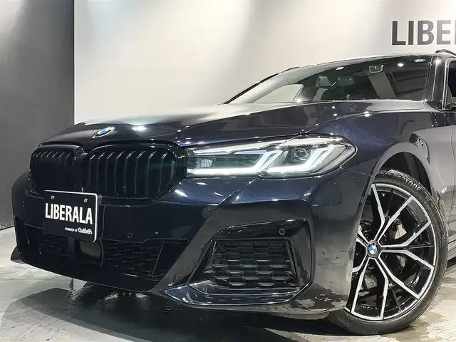 ＢＭＷ ５３０ｉ ツーリング Mスポーツ 道央・札幌 2022(令4)年 3.3万km 紺 セレクトパッケージ/・電動パノラマガラスサンルーフ/・harman/kardonサラウンドサウンド/・サンプロテクションガラス/ドライビングアシストプロフェッショナル/・ACC/アクティブクルーズコントロール/・トラフィックサインアシスト/・ステアリング&レーンコントロール/・レーンディパーチャーウォーニング/・クロストラフィックウォーニング/・衝突回避被害軽減ブレーキ/パーキングアシスト/・アクティブPDC/パークディスタンスコントロール/・パーキングアシスト(並列/縦列)/・リアビューカメラ/アダプティブLEDヘッドライト/ハイビームアシスタント/Mエアロダイナミクスパッケージ/オートマチックテールゲートオペレーション/ダコタレザーシート/シートヒーティング(フロント/リヤ)/ランバーサポート(電動調節式D/N)/BMWライブコックピット/ヘッドアップディスプレイ/デジタルTVチューナー/アンビエントライト/ワイヤレスチャージング/純正ドライブレコーダー/純正19インチアルミホイール