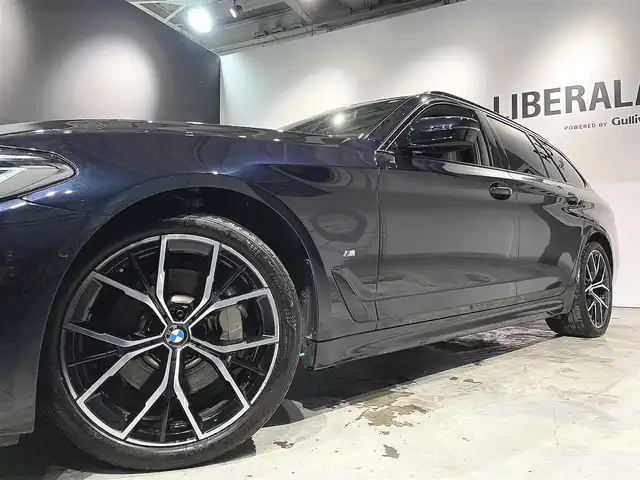 ＢＭＷ ５３０ｉ ツーリング Mスポーツ 道央・札幌 2022(令4)年 3.3万km 紺 セレクトパッケージ/・電動パノラマガラスサンルーフ/・harman/kardonサラウンドサウンド/・サンプロテクションガラス/ドライビングアシストプロフェッショナル/・ACC/アクティブクルーズコントロール/・トラフィックサインアシスト/・ステアリング&レーンコントロール/・レーンディパーチャーウォーニング/・クロストラフィックウォーニング/・衝突回避被害軽減ブレーキ/パーキングアシスト/・アクティブPDC/パークディスタンスコントロール/・パーキングアシスト(並列/縦列)/・リアビューカメラ/アダプティブLEDヘッドライト/ハイビームアシスタント/Mエアロダイナミクスパッケージ/オートマチックテールゲートオペレーション/ダコタレザーシート/シートヒーティング(フロント/リヤ)/ランバーサポート(電動調節式D/N)/BMWライブコックピット/ヘッドアップディスプレイ/デジタルTVチューナー/アンビエントライト/ワイヤレスチャージング/純正ドライブレコーダー/純正19インチアルミホイール