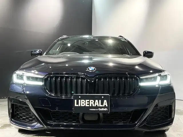 ＢＭＷ ５３０ｉ ツーリング Mスポーツ 道央・札幌 2022(令4)年 3.3万km 紺 セレクトパッケージ/・電動パノラマガラスサンルーフ/・harman/kardonサラウンドサウンド/・サンプロテクションガラス/ドライビングアシストプロフェッショナル/・ACC/アクティブクルーズコントロール/・トラフィックサインアシスト/・ステアリング&レーンコントロール/・レーンディパーチャーウォーニング/・クロストラフィックウォーニング/・衝突回避被害軽減ブレーキ/パーキングアシスト/・アクティブPDC/パークディスタンスコントロール/・パーキングアシスト(並列/縦列)/・リアビューカメラ/アダプティブLEDヘッドライト/ハイビームアシスタント/Mエアロダイナミクスパッケージ/オートマチックテールゲートオペレーション/ダコタレザーシート/シートヒーティング(フロント/リヤ)/ランバーサポート(電動調節式D/N)/BMWライブコックピット/ヘッドアップディスプレイ/デジタルTVチューナー/アンビエントライト/ワイヤレスチャージング/純正ドライブレコーダー/純正19インチアルミホイール