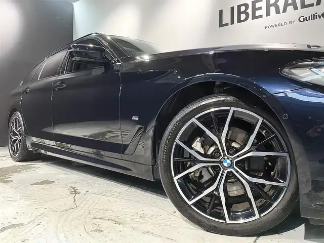 ＢＭＷ ５３０ｉ ツーリング Mスポーツ 道央・札幌 2022(令4)年 3.3万km 紺 セレクトパッケージ/・電動パノラマガラスサンルーフ/・harman/kardonサラウンドサウンド/・サンプロテクションガラス/ドライビングアシストプロフェッショナル/・ACC/アクティブクルーズコントロール/・トラフィックサインアシスト/・ステアリング&レーンコントロール/・レーンディパーチャーウォーニング/・クロストラフィックウォーニング/・衝突回避被害軽減ブレーキ/パーキングアシスト/・アクティブPDC/パークディスタンスコントロール/・パーキングアシスト(並列/縦列)/・リアビューカメラ/アダプティブLEDヘッドライト/ハイビームアシスタント/Mエアロダイナミクスパッケージ/オートマチックテールゲートオペレーション/ダコタレザーシート/シートヒーティング(フロント/リヤ)/ランバーサポート(電動調節式D/N)/BMWライブコックピット/ヘッドアップディスプレイ/デジタルTVチューナー/アンビエントライト/ワイヤレスチャージング/純正ドライブレコーダー/純正19インチアルミホイール