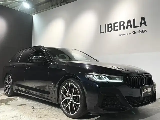 ＢＭＷ ５３０ｉ ツーリング Mスポーツ 道央・札幌 2022(令4)年 3.3万km 紺 セレクトパッケージ/・電動パノラマガラスサンルーフ/・harman/kardonサラウンドサウンド/・サンプロテクションガラス/ドライビングアシストプロフェッショナル/・ACC/アクティブクルーズコントロール/・トラフィックサインアシスト/・ステアリング&レーンコントロール/・レーンディパーチャーウォーニング/・クロストラフィックウォーニング/・衝突回避被害軽減ブレーキ/パーキングアシスト/・アクティブPDC/パークディスタンスコントロール/・パーキングアシスト(並列/縦列)/・リアビューカメラ/アダプティブLEDヘッドライト/ハイビームアシスタント/Mエアロダイナミクスパッケージ/オートマチックテールゲートオペレーション/ダコタレザーシート/シートヒーティング(フロント/リヤ)/ランバーサポート(電動調節式D/N)/BMWライブコックピット/ヘッドアップディスプレイ/デジタルTVチューナー/アンビエントライト/ワイヤレスチャージング/純正ドライブレコーダー/純正19インチアルミホイール