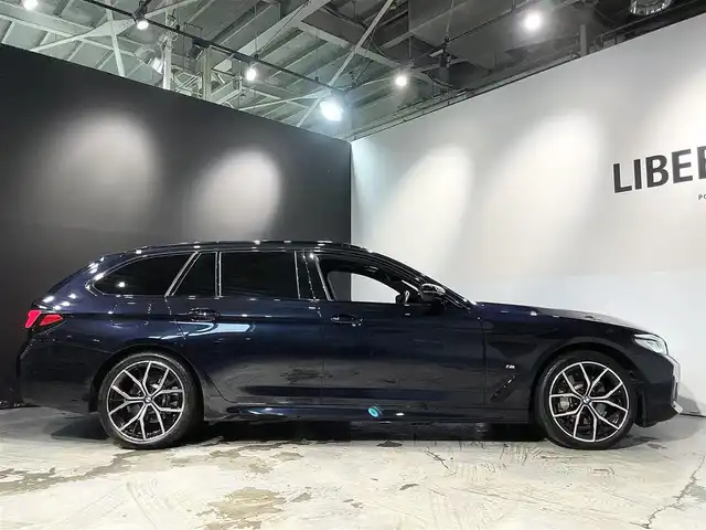 ＢＭＷ ５３０ｉ ツーリング Mスポーツ 道央・札幌 2022(令4)年 3.3万km 紺 セレクトパッケージ/・電動パノラマガラスサンルーフ/・harman/kardonサラウンドサウンド/・サンプロテクションガラス/ドライビングアシストプロフェッショナル/・ACC/アクティブクルーズコントロール/・トラフィックサインアシスト/・ステアリング&レーンコントロール/・レーンディパーチャーウォーニング/・クロストラフィックウォーニング/・衝突回避被害軽減ブレーキ/パーキングアシスト/・アクティブPDC/パークディスタンスコントロール/・パーキングアシスト(並列/縦列)/・リアビューカメラ/アダプティブLEDヘッドライト/ハイビームアシスタント/Mエアロダイナミクスパッケージ/オートマチックテールゲートオペレーション/ダコタレザーシート/シートヒーティング(フロント/リヤ)/ランバーサポート(電動調節式D/N)/BMWライブコックピット/ヘッドアップディスプレイ/デジタルTVチューナー/アンビエントライト/ワイヤレスチャージング/純正ドライブレコーダー/純正19インチアルミホイール