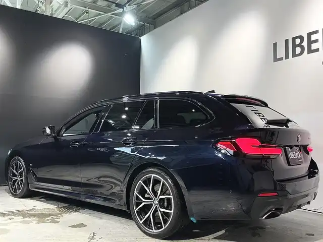 ＢＭＷ ５３０ｉ ツーリング Mスポーツ 道央・札幌 2022(令4)年 3.3万km 紺 セレクトパッケージ/・電動パノラマガラスサンルーフ/・harman/kardonサラウンドサウンド/・サンプロテクションガラス/ドライビングアシストプロフェッショナル/・ACC/アクティブクルーズコントロール/・トラフィックサインアシスト/・ステアリング&レーンコントロール/・レーンディパーチャーウォーニング/・クロストラフィックウォーニング/・衝突回避被害軽減ブレーキ/パーキングアシスト/・アクティブPDC/パークディスタンスコントロール/・パーキングアシスト(並列/縦列)/・リアビューカメラ/アダプティブLEDヘッドライト/ハイビームアシスタント/Mエアロダイナミクスパッケージ/オートマチックテールゲートオペレーション/ダコタレザーシート/シートヒーティング(フロント/リヤ)/ランバーサポート(電動調節式D/N)/BMWライブコックピット/ヘッドアップディスプレイ/デジタルTVチューナー/アンビエントライト/ワイヤレスチャージング/純正ドライブレコーダー/純正19インチアルミホイール