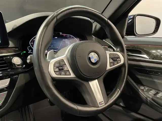 ＢＭＷ ５３０ｉ ツーリング Mスポーツ 道央・札幌 2022(令4)年 3.3万km 紺 セレクトパッケージ/・電動パノラマガラスサンルーフ/・harman/kardonサラウンドサウンド/・サンプロテクションガラス/ドライビングアシストプロフェッショナル/・ACC/アクティブクルーズコントロール/・トラフィックサインアシスト/・ステアリング&レーンコントロール/・レーンディパーチャーウォーニング/・クロストラフィックウォーニング/・衝突回避被害軽減ブレーキ/パーキングアシスト/・アクティブPDC/パークディスタンスコントロール/・パーキングアシスト(並列/縦列)/・リアビューカメラ/アダプティブLEDヘッドライト/ハイビームアシスタント/Mエアロダイナミクスパッケージ/オートマチックテールゲートオペレーション/ダコタレザーシート/シートヒーティング(フロント/リヤ)/ランバーサポート(電動調節式D/N)/BMWライブコックピット/ヘッドアップディスプレイ/デジタルTVチューナー/アンビエントライト/ワイヤレスチャージング/純正ドライブレコーダー/純正19インチアルミホイール