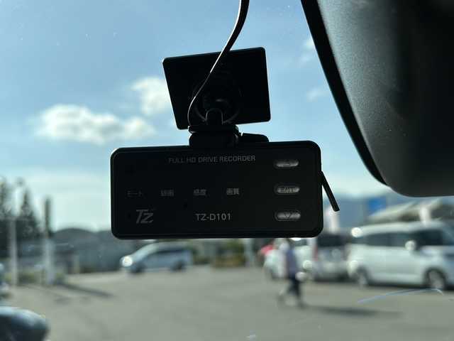 トヨタ ルーミー カスタムG－T 山梨県 2019(令1)年 1.6万km レーザーブルークリスタルシャイン 純正7インチナビ/Bluetooth接続/バックカメラ/衝突被害軽減システム/クルーズコントロール/両側パワースライドドア/ハンズフリーオートスライドドア/横滑り防止装置/純正ETC/ドライブレコーダー/アイドリングストップ/LEDヘッドライト/オートライト/オートハイビーム/社外14インチAW/純正AW付サマータイヤ/プッシュスタート/スマートキー/純正フロアマット/スペアキー/取扱説明書/保証書