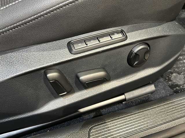 フォルクスワーゲン ゴルフ ヴァリアント TDI ハイライン マイスター 新潟県 2019(令1)年 2.3万km ピュアホワイト プレミアムサウンドシステム”DYNAUDIO”/チタンブラックレザーシート/オールインセーフティ/-アダプティブクルーズコントロール/-レーンキープアシスト/-ダイナミックライトアシスト/-パークアシスト/-ブラインドスポットディテクション/-リヤトラフィックアラート/-プリクラッシュブレーキ/純正SSDナビ”DiscoverPro”/(CD/DVD/Bluetooth/USB/AUX/フルセグTV)/リヤビューカメラ/アクティブインフォディスプレイ/ETC2.0/LEDヘッドライト/純正17インチアルミホイール/シートヒーター/メモリ付きパワーシート/電動パーキングブレーキ/オートブレーキホールド/パドルシフト/ステアリングリモコン/スマートキー