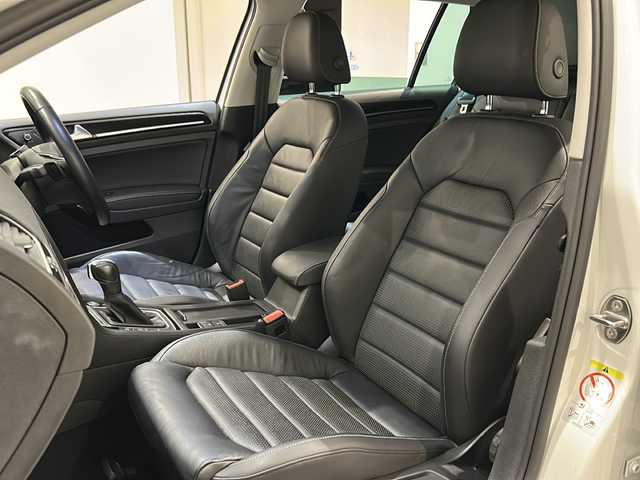 フォルクスワーゲン ゴルフ ヴァリアント TDI ハイライン マイスター 新潟県 2019(令1)年 2.3万km ピュアホワイト プレミアムサウンドシステム”DYNAUDIO”/チタンブラックレザーシート/オールインセーフティ/-アダプティブクルーズコントロール/-レーンキープアシスト/-ダイナミックライトアシスト/-パークアシスト/-ブラインドスポットディテクション/-リヤトラフィックアラート/-プリクラッシュブレーキ/純正SSDナビ”DiscoverPro”/(CD/DVD/Bluetooth/USB/AUX/フルセグTV)/リヤビューカメラ/アクティブインフォディスプレイ/ETC2.0/LEDヘッドライト/純正17インチアルミホイール/シートヒーター/メモリ付きパワーシート/電動パーキングブレーキ/オートブレーキホールド/パドルシフト/ステアリングリモコン/スマートキー