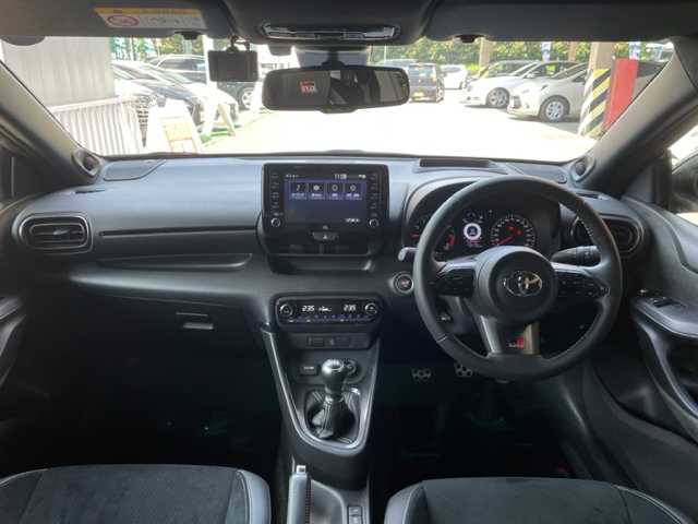 トヨタ ＧＲヤリス RZ ハイパフォーマンス 神奈川県 2021(令3)年 1.8万km プラチナホワイトパールマイカ ワンオーナー/6MT/4WDターボ車/ディスプレイオーディオ/・AppleCarPlay/BT/JBLサウンド/バックカメラ/ハーフレザーシート/ToyotaSafetySense/・プリクラッシュセーフティ/・レーントレーシングアシスト/・オートマチックハイビーム/・ロードサインアシスト/・レーダークルーズコントロール/・先行車発進告知機能/ブラインドスポットモニター/ヘッドアップディスプレイ/コーナーセンサー/ビルトインETC2.0/ドライブレコーダー/アイドリングストップ/純正18インチAW/プッシュEgスタート/ストップ/スマートキー×2/純正LEDヘッドライト/フォグランプ/ターンランプ付電動格納ドアミラー/純正フロアマット/取扱説明書/新車時保証書