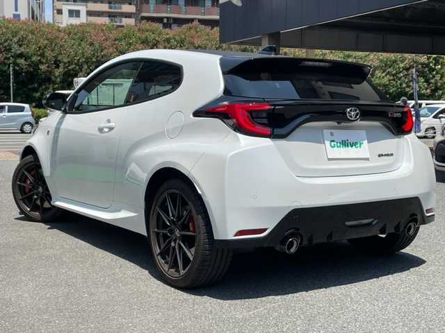 トヨタ ＧＲヤリス RZ ハイパフォーマンス 神奈川県 2021(令3)年 1.8万km プラチナホワイトパールマイカ ワンオーナー/6MT/4WDターボ車/ディスプレイオーディオ/・AppleCarPlay/BT/JBLサウンド/バックカメラ/ハーフレザーシート/ToyotaSafetySense/・プリクラッシュセーフティ/・レーントレーシングアシスト/・オートマチックハイビーム/・ロードサインアシスト/・レーダークルーズコントロール/・先行車発進告知機能/ブラインドスポットモニター/ヘッドアップディスプレイ/コーナーセンサー/ビルトインETC2.0/ドライブレコーダー/アイドリングストップ/純正18インチAW/プッシュEgスタート/ストップ/スマートキー×2/純正LEDヘッドライト/フォグランプ/ターンランプ付電動格納ドアミラー/純正フロアマット/取扱説明書/新車時保証書