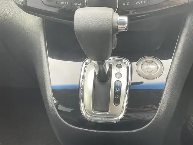 日産 セレナ HWS S HV Vセレ +Sefty 熊本県 2015(平27)年 5.2万km ブリリアントホワイトパール ワンオーナー/純正ナビ/・AM/FM/SD/AUX/HDMI/CD/DVD/iPod/BT/・フルセグTV/・バックカメラ/エマージェンシーブレーキ/車線逸脱警報/クルーズコントロール/革巻きステアリング/・ステアリングリモコン/電動格納ミラー/・ウィンカーミラー/ETC/レザーシート/オートライト/・フォグランプ/・LEDライト/ドアバイザー/純正アルミホイール/純正フロアマット/スマートキー/・スペアキー