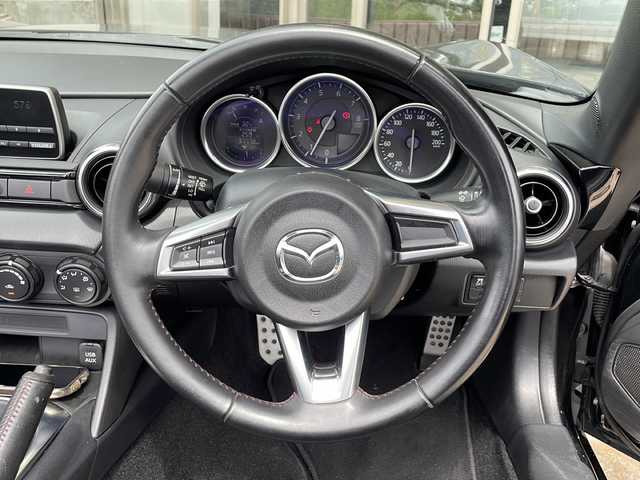 マツダ ロードスター S 静岡県 2016(平28)年 3.8万km ジェットブラックマイカ 純正オーディオ/・FM/・AM/・CD/・USB/・AUX/主要装備/・社外フロントリップスポイラー/・社外ボンネット/・アクティブボンネットキャンセラー/・純正オーディオ/・ＬＥＤヘッドライト/・プッシュスタート/・横滑り防止装置/・純正フロアマット/・スペアキー/・ステアリングスイッチ/・マニュアルエアコン