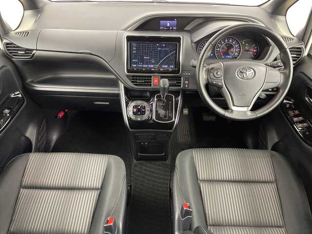 トヨタ ヴォクシー ZS 煌 道央・札幌 2018(平30)年 4.8万km ホワイトパールクリスタルシャイン ・4WD/寒冷地仕様/・トヨタセーフティセンス/・プリクラッシュセーフティ/・純正9インチナビ/・BT/DVD/CD/フルセグ/SD/・バックカメラ/・両側パワースライドドア/・LEDオートライト/フォグランプ/・オートマチックハイビーム/・スマートキー×2/プッシュスタート/・純正ドライブレコーダー/・アイドリングストップ/・車線逸脱防止警報/・ETC/・夏タイヤ純正AW積込