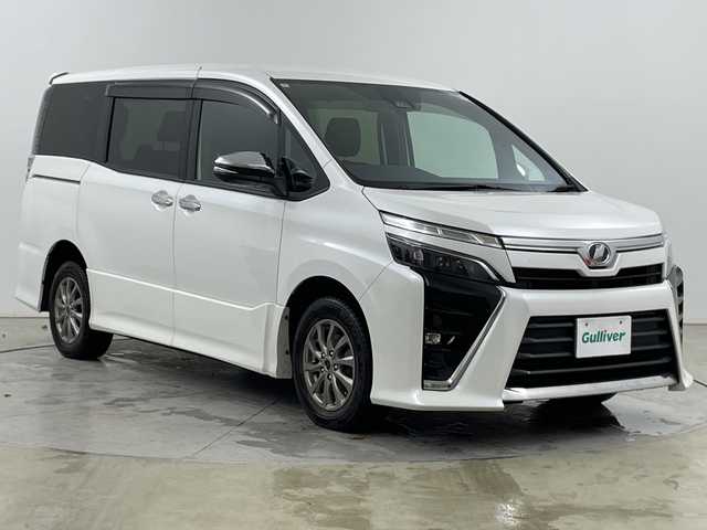 トヨタ ヴォクシー ZS 煌 道央・札幌 2018(平30)年 4.8万km ホワイトパールクリスタルシャイン ・4WD/寒冷地仕様/・トヨタセーフティセンス/・プリクラッシュセーフティ/・純正9インチナビ/・BT/DVD/CD/フルセグ/SD/・バックカメラ/・両側パワースライドドア/・LEDオートライト/フォグランプ/・オートマチックハイビーム/・スマートキー×2/プッシュスタート/・純正ドライブレコーダー/・アイドリングストップ/・車線逸脱防止警報/・ETC/・夏タイヤ純正AW積込