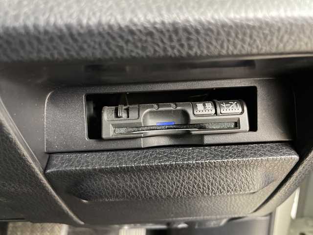 トヨタ ヴォクシー ZS 煌 道央・札幌 2018(平30)年 4.8万km ホワイトパールクリスタルシャイン ・4WD/寒冷地仕様/・トヨタセーフティセンス/・プリクラッシュセーフティ/・純正9インチナビ/・BT/DVD/CD/フルセグ/SD/・バックカメラ/・両側パワースライドドア/・LEDオートライト/フォグランプ/・オートマチックハイビーム/・スマートキー×2/プッシュスタート/・純正ドライブレコーダー/・アイドリングストップ/・車線逸脱防止警報/・ETC/・夏タイヤ純正AW積込