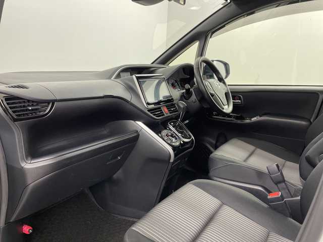 トヨタ ヴォクシー ZS 煌 道央・札幌 2018(平30)年 4.8万km ホワイトパールクリスタルシャイン ・4WD/寒冷地仕様/・トヨタセーフティセンス/・プリクラッシュセーフティ/・純正9インチナビ/・BT/DVD/CD/フルセグ/SD/・バックカメラ/・両側パワースライドドア/・LEDオートライト/フォグランプ/・オートマチックハイビーム/・スマートキー×2/プッシュスタート/・純正ドライブレコーダー/・アイドリングストップ/・車線逸脱防止警報/・ETC/・夏タイヤ純正AW積込