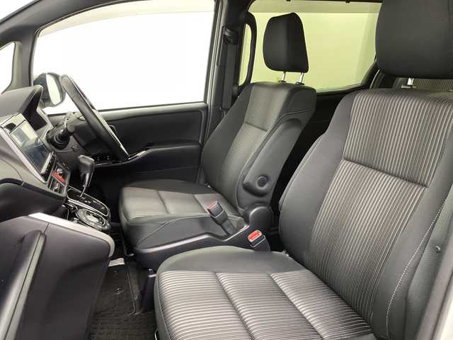 トヨタ ヴォクシー ZS 煌 道央・札幌 2018(平30)年 4.8万km ホワイトパールクリスタルシャイン ・4WD/寒冷地仕様/・トヨタセーフティセンス/・プリクラッシュセーフティ/・純正9インチナビ/・BT/DVD/CD/フルセグ/SD/・バックカメラ/・両側パワースライドドア/・LEDオートライト/フォグランプ/・オートマチックハイビーム/・スマートキー×2/プッシュスタート/・純正ドライブレコーダー/・アイドリングストップ/・車線逸脱防止警報/・ETC/・夏タイヤ純正AW積込