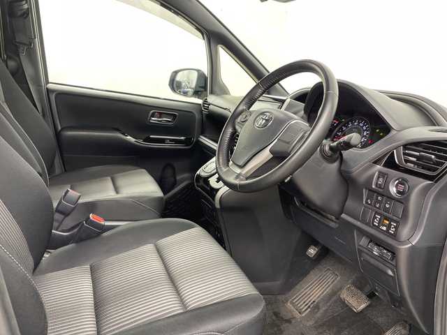 トヨタ ヴォクシー ZS 煌 道央・札幌 2018(平30)年 4.8万km ホワイトパールクリスタルシャイン ・4WD/寒冷地仕様/・トヨタセーフティセンス/・プリクラッシュセーフティ/・純正9インチナビ/・BT/DVD/CD/フルセグ/SD/・バックカメラ/・両側パワースライドドア/・LEDオートライト/フォグランプ/・オートマチックハイビーム/・スマートキー×2/プッシュスタート/・純正ドライブレコーダー/・アイドリングストップ/・車線逸脱防止警報/・ETC/・夏タイヤ純正AW積込