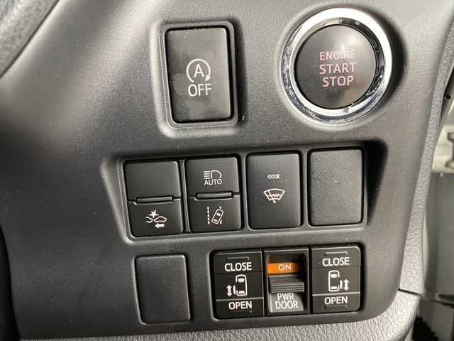 トヨタ ヴォクシー ZS 煌 道央・札幌 2018(平30)年 4.8万km ホワイトパールクリスタルシャイン ・4WD/寒冷地仕様/・トヨタセーフティセンス/・プリクラッシュセーフティ/・純正9インチナビ/・BT/DVD/CD/フルセグ/SD/・バックカメラ/・両側パワースライドドア/・LEDオートライト/フォグランプ/・オートマチックハイビーム/・スマートキー×2/プッシュスタート/・純正ドライブレコーダー/・アイドリングストップ/・車線逸脱防止警報/・ETC/・夏タイヤ純正AW積込