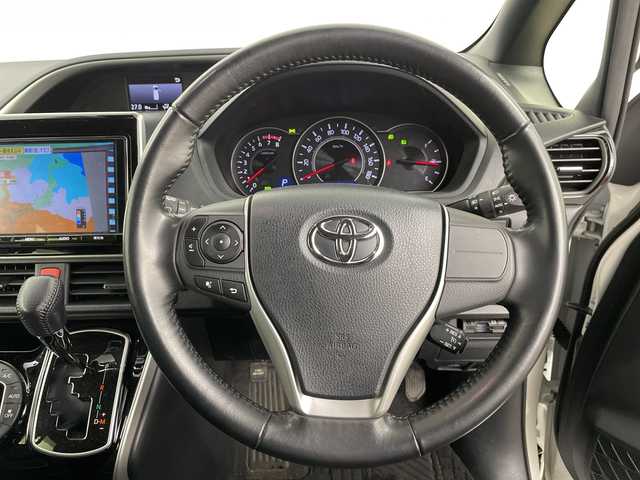 トヨタ ヴォクシー ZS 煌 道央・札幌 2018(平30)年 4.8万km ホワイトパールクリスタルシャイン ・4WD/寒冷地仕様/・トヨタセーフティセンス/・プリクラッシュセーフティ/・純正9インチナビ/・BT/DVD/CD/フルセグ/SD/・バックカメラ/・両側パワースライドドア/・LEDオートライト/フォグランプ/・オートマチックハイビーム/・スマートキー×2/プッシュスタート/・純正ドライブレコーダー/・アイドリングストップ/・車線逸脱防止警報/・ETC/・夏タイヤ純正AW積込