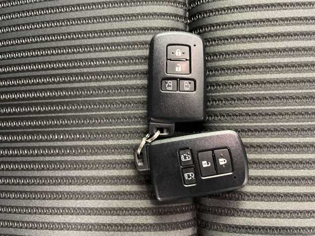 トヨタ ヴォクシー ZS 煌 道央・札幌 2018(平30)年 4.8万km ホワイトパールクリスタルシャイン ・4WD/寒冷地仕様/・トヨタセーフティセンス/・プリクラッシュセーフティ/・純正9インチナビ/・BT/DVD/CD/フルセグ/SD/・バックカメラ/・両側パワースライドドア/・LEDオートライト/フォグランプ/・オートマチックハイビーム/・スマートキー×2/プッシュスタート/・純正ドライブレコーダー/・アイドリングストップ/・車線逸脱防止警報/・ETC/・夏タイヤ純正AW積込