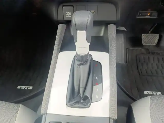ホンダ フィット e:HEVクロスター 愛知県 2020(令2)年 3.6万km プラチナホワイトパール ホンダセンシング/・衝突軽減ブレーキシステム/・路外逸脱抑制機能/・アダプティブクルーズコントロール/・車線維持支援システム/・オートハイビーム/純正9インチナビ/USBポート/バックカメラ/前後ドライブレコーダー/ビルトインETC/ステアリングリモコン/純正LEDヘッドライト/純正16インチアルミホイール/電子パーキング/ブレーキホールド/スペアキー