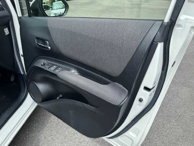 トヨタ シエンタ G セーフティエディション 静岡県 2020(令2)年 7.7万km ホワイトパールクリスタルシャイン ●社外ナビ/(フルセグ/CD/DVD/Bluetooth/iPod)/(ケンウッド/MDV-D707BTW)/●バックカメラ/●衝突被害軽減システム/●レーンキープアシスト/●LEDライト/●オートマチックハイビーム/●革巻きステアリング/●ステアリングスイッチ/●ETC/●前後ドライブレコーダー/●社外フロアマット/●両側パワースライド/●電動格納ウィンカーミラー/●レベライザー/●スマートキー/●プッシュスタート/●ダブルSRS＋ABS