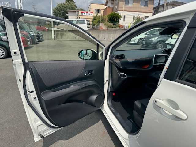 トヨタ シエンタ G セーフティエディション 静岡県 2020(令2)年 7.7万km ホワイトパールクリスタルシャイン ●社外ナビ/(フルセグ/CD/DVD/Bluetooth/iPod)/(ケンウッド/MDV-D707BTW)/●バックカメラ/●衝突被害軽減システム/●レーンキープアシスト/●LEDライト/●オートマチックハイビーム/●革巻きステアリング/●ステアリングスイッチ/●ETC/●前後ドライブレコーダー/●社外フロアマット/●両側パワースライド/●電動格納ウィンカーミラー/●レベライザー/●スマートキー/●プッシュスタート/●ダブルSRS＋ABS