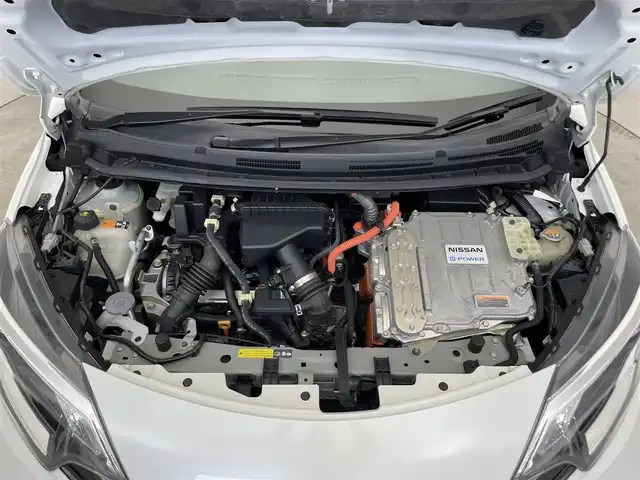 日産 ノート e－パワー ニスモ 滋賀県 2019(平31)年 6.1万km ブリリアントホワイトパール 純正7インチナビ/【Bluetooth/CD/DVD/フルセグTV/AUX/SD】/全方位カメラ/追従クルーズコントロール/レーンキープアシスト/衝突軽減ブレーキ/ETC/前方ドライブレコーダー/デジタルインナーミラー/純正フロアマット/ドアバイザー/プッシュスタート/スマートキー/ステアリングリモコン