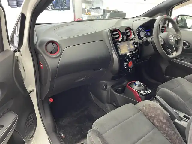 日産 ノート e－パワー ニスモ 滋賀県 2019(平31)年 6.1万km ブリリアントホワイトパール 純正7インチナビ/【Bluetooth/CD/DVD/フルセグTV/AUX/SD】/全方位カメラ/追従クルーズコントロール/レーンキープアシスト/衝突軽減ブレーキ/ETC/前方ドライブレコーダー/デジタルインナーミラー/純正フロアマット/ドアバイザー/プッシュスタート/スマートキー/ステアリングリモコン
